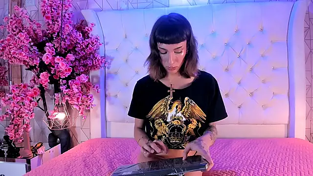 MadisonWood01 online show from November 4, 2:16 pm