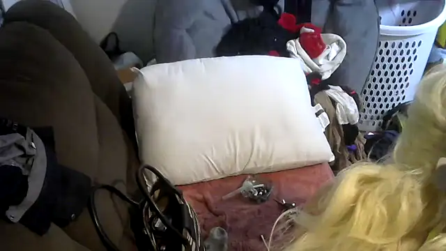 SassyCrystal77 online show from March 18, 6:45 am