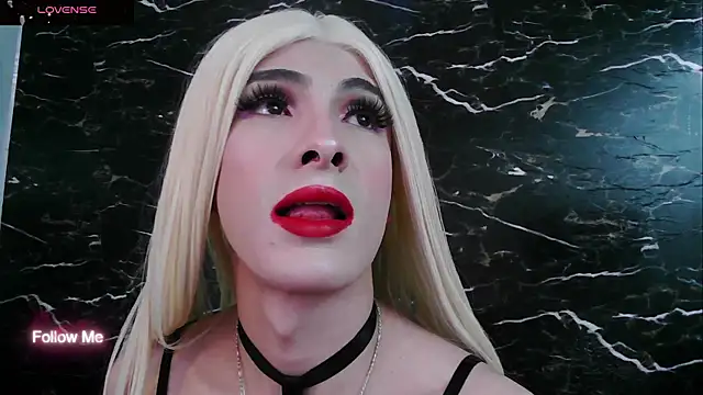 crislingery dolli online show from November 10, 1:23 pm