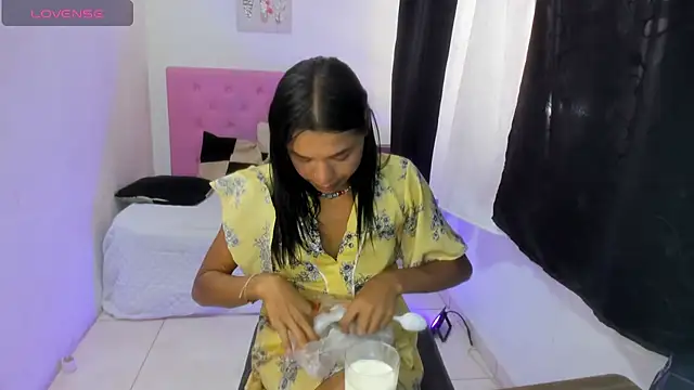 issa kitty online show from September 22, 4:23 pm