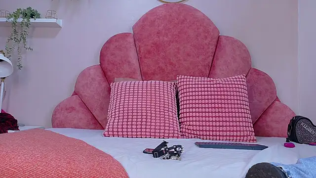 TiffValentinee  online show from October 22, 8:00 pm