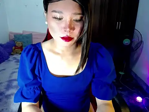 Urassiansweetcummer online show from May 29, 12:31 am