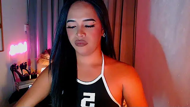 Lorainnelustts online show from February 3, 3:15 am