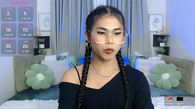 PrettyBlythes TS online show from October 27, 12:35 pm