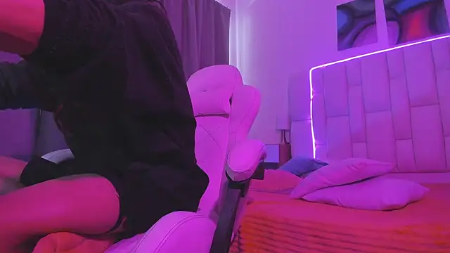 MilkWhore1 online show from March 31, 8:33 pm