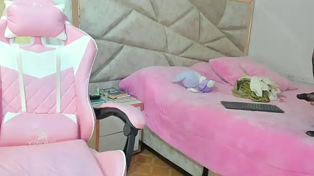 Snapshot of kendal_hot01 chatting on October 6, 10:54 pm kendal hot01 online show from October 6, 10:54 pm