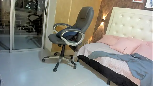 sweet  vanessa1 online show from May 4, 11:32 pm