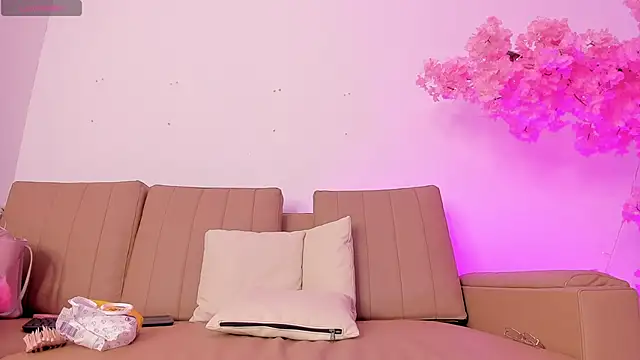 Doll Isa  online show from January 17, 7:10 pm