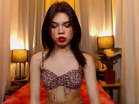 TWINKTRANSSHANEL online show from February 18, 10:45 am