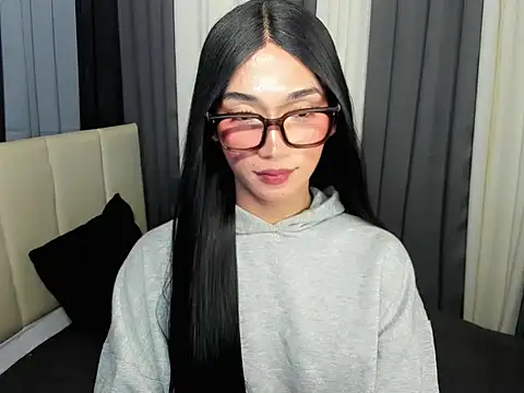 FyangFoxx online show from May 6, 8:04 pm