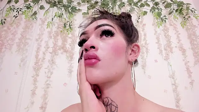 lizz lunna online show from March 26, 10:24 pm