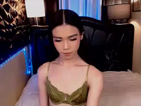 ItsurGirlMiana online show from February 19, 4:09 am