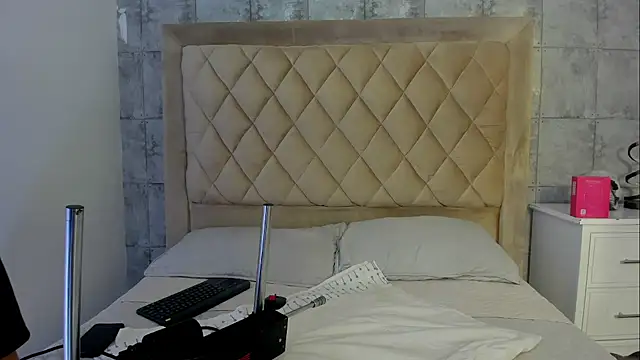 CleoFoxx  online show from March 4, 1:04 pm