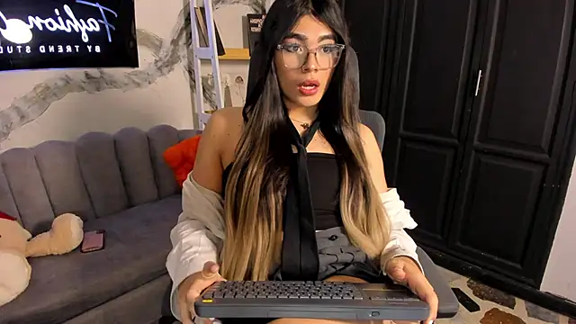 alahiaFoxter  online show from February 13, 5:03 am