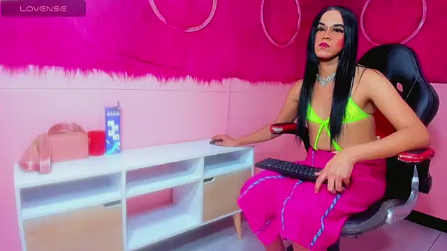 Karlaa Hernandez  online show from April 6, 7:25 pm