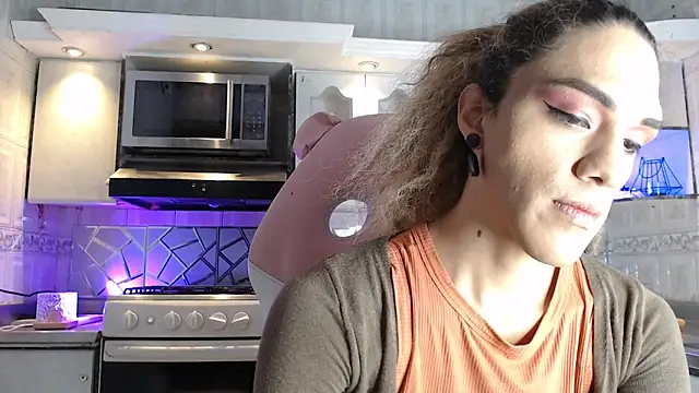 CrisOzzz online show from March 18, 6:07 pm