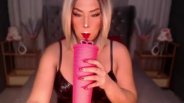 QUEEN GIAMOORE69 online show from April 3, 8:29 pm