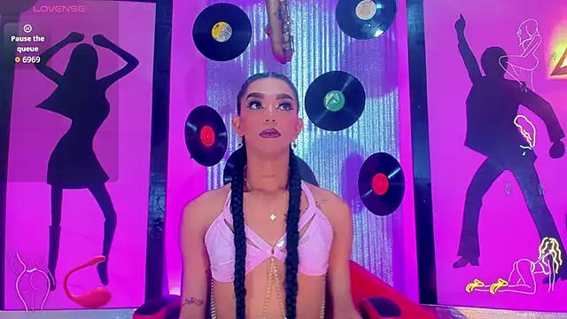 nickyminach  online show from October 23, 8:24 pm